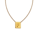 Collier doré avec pendentif rectangulaire et lettre F en relief sur une chaîne fine - Style F