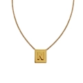 Collier doré avec pendentif carré lettre N embossée et finition polie sur chaîne fine - Style N