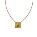 Collier doré élégant avec pendentif carré et lettre S gaufrée sur chaîne fine - Style S