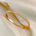 Bracciale in acciaio inossidabile oro rosa con zirconi bianchi su elegante seta beige - Oro rosa