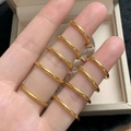 Conjunto de anillos apilables chapados en oro mate mostrados en un joyero de lujo - Talla 15 Dorado Esmerilado