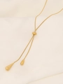 Detail einer goldenen Schlangenkette mit verstellbarer Perle und Wassertropfen - Halskette / Gold