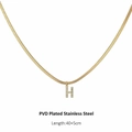 Vue détaillée d'une chaîne serpent dorée avec pendentif lettre H en acier inoxydable - Lettre H