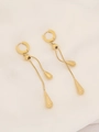 Detailansicht goldener Tropfen-Ohrringe mit feinen Schlangenketten aus Edelstahl - Ohrstecker / Gold