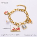 Detalle de pulsera navideña dorada con colgantes de trineo de Santa y un reno - Pulsera Multi-Colgante Trineo (SL41203) / Chapado En Oro De 18K