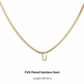 Détail du collier chaîne serpent plaqué or PVD avec pendentif lettre U et zircons blancs - Lettre U