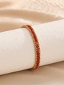 Bracciale a catena a fune dorata con una fila di strass rossi scintillanti e pavé - Base Oro Zircone Rosso