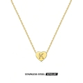 Detalle del colgante de corazón de acero inoxidable dorado con la letra K grabada en cadena - Dorado K