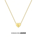 Detalle de un collar de corazón de acero inoxidable dorado con colgante grabado letra L - Dorado L