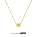 Detail eines goldenen Herzanhängers aus Edelstahl mit Gravur M an einer Gliederkette - Gold M