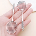 Zwei Badminton-Schläger-Anhänger aus Vintage-Silberlegierung für DIY-Schlüsselanhänger - Antik Silber Badmintonschläger (24729)
