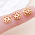 Trois calottes de perles fleurs dorées évidées pour bijoux DIY sur un doigt - 9mm / Or