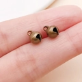 Zwei kleine Vintage-Bronzeglöckchen für DIY-Schmuckherstellung und Handwerkszubehör - 6mm / Antike Bronze