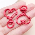 Coppia di moschettoni girevoli a forma di cuore laccato rosso per portachiavi DIY - Rosso