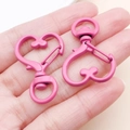 Chiusura a cuore rosa opaco con anello girevole mostrata in mano per dimensione - Rosa Rosso