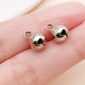 Zwei polierte silberne Metallglocken für DIY-Schmuckherstellung und Handwerksarbeiten - 8mm / Weißgold