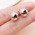 Silberner runder Glockenanhänger mit Herzmuster für DIY-Schmuck und Bastelprojekte - 10mm / Hellsilber