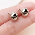 Zwei kleine silberne runde Kupferglocken mit Ösen für DIY-Schmuck und Bastelprojekte - 10mm / Weißgold