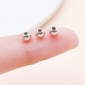 Drei winzige KC-Gold CCB-Abstandshalterperlen auf einer Fingerspitze für DIY-Schmuck - Rund (14083)