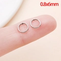 Nahaufnahme von 0,8x6mm Edelstahl-Biegeringen auf dem Finger zum Größenvergleich - 0.8x6mm