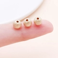 Matte goldene Zwischenperlen mit Sternsand-Finish für DIY-Schmuck auf Fingerspitzen - Mattierte Kugel-Abstandsperle (14147)