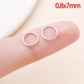 Silberne Edelstahlringe 0.8x7mm Größe auf Fingerspitze für die Schmuckherstellung - 0.8x7mm