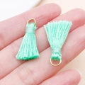 Mini pompon vert menthe de 23 mm avec anneau doré pour la création de bijoux DIY - Vert Frais