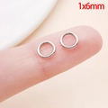 Zwei 1x6mm silberne Edelstahl-Biegeringe auf dem Finger für DIY-Schmuckherstellung - 1.0x6mm