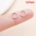 Edelstahl Bindering 1x7mm in Silber auf einem Finger zur Größendarstellung - 1.0x7mm