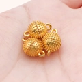 Trois fermoirs magnétiques dorés texturés pour bijoux DIY présentés sur une main - Grande Sphère Dorée Dépolie