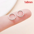 Polierte Edelstahl-Biegeringe in Silber, 1x8mm, auf einer Fingerspitze gezeigt - 1 Stück 10 X 8 Mm 1260 G 013 G / Stahlfarbene Edelstahl Biegeringe