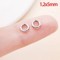 Silberne Edelstahl-Biegeringe 1,2x5mm für DIY-Schmuck auf einem Finger gezeigt - 1 Stück 12 X 5 Mm 12610 G 01 G / Stahlfarbene Edelstahl Biegeringe