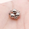 Trois fermoirs magnétiques sphériques argentés pour bijoux DIY tenus dans la paume - Petite Sphère Argentée Lisse