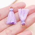 Paire de mini glands en soie violette avec anneaux dorés tenus à la main pour la taille - Mauve Clair