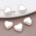 Cinque perle a forma di cuore bianco crema in finta ABS per gioielli fai-da-te - Cuore Diretto a Doppia Faccia (25796) / 1 Pezzo/Confezione (8x9mm) / Bianco Sporco