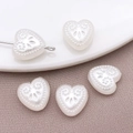 Perla cuore in finta ABS bianco perlato con motivo floreale a rilievo per gioielli - Cuore Diretto a Doppia Faccia Inciso (25797) / 1 Pezzo (11x11mm) / Bianco Sporco