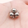 Trois fermoirs magnétiques sphériques argentés pour bijoux DIY présentés sur une main - Grande Sphère Argentée Lisse