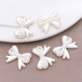 Ciondoli a fiocco in finta perla ABS bianco perlato per accessori gioielli DIY - Fiocco Diretto a Doppia Faccia 3D (25804) / 1 Pezzo (15x19mm) / Bianco Sporco