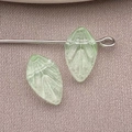 Perla in vetro foglia verde chiaro con venature dorate su un perno in metallo argento - Verde Trasparente