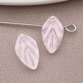 Perline di vetro viola chiaro a forma di foglia con accenti dorati e venature - Rosa Trasparente