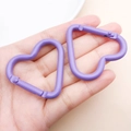 Coppia di moschettoni a cuore in alluminio viola con finitura opaca per creazioni DIY - Viola
