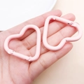 Due moschettoni a forma di cuore in lega di alluminio rosa opaco per portachiavi fai-da-te - Rosa