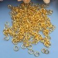 Detailansicht der goldenen Biegeringe für Schmuckherstellung mit glänzender Oberfläche - Gold
