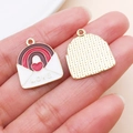 Colgante de sobre esmaltado con corazón de arcoíris e inscripción LOVE en dorado - Sobre Corazón LOVE Rojo (27210)
