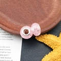 Due charm rosa sfaccettati con foro grande per bracciali fai-da-te stile europeo - Perlina Crepata Rosa (11525) / 1 Pezzo (9x13mm) / Rosa / [attributi Del Prodotto] Il Prodotto È Composto Da Due Ciondoli Sfaccettati Rosa Visivamente Stimati In Vetro O Cristallo Artificiale Con Un Anello In Metallo Argentato (circa Argento 925 O Lega) Incastonato Al Centro. Appartiene Alla Categoria Di Accessori Con Perline A Foro Largo In Stile Europeo. [presentazione Visiva] L'immagine Utilizza Una Macro Composizione Di Una Scena Reale Con Uno Sfondo Composto Da Un Vassoio Di Legno Marrone Pagine Di Un Libro In Inglese Una Base Nera E Stelle Marine Essiccate Gialle. La Qualità Dell'immagine È [alta] Con Una Messa A Fuoco Precisa E Una Chiara Espressione Della Lucentezza Metallica E Della Texture Sfaccettata. L'appeal Estetico È [alto] Con Un Punteggio Complessivo Di [8.2]. La Combinazione Di Colori Generale È Calda E Armoniosa E Gli Oggetti Di Scena Esaltano La Bellezza Decorativa Del Prodotto. [contenuto Del Testo] L'immagine Contiene Solo Testo In Inglese Proveniente Dagli Oggetti Di Scena Dello Sfondo Che È Un Testo Decorativo Per La Scena E Non Rientra Nell'ambito Della Rimozione Per Revisione Soddisfacendo I Requisiti Per L'uso Diretto Nell'e-commerce Transfrontaliero. [tag Logistici] Nessuno. [rischio Di Violazione] Violazione Del Prodotto: Nessuna. Appartiene Alla Categoria Degli Accessori Di Gioielleria Generici. Violazione Del Copyright: Nessuna. [parametri Del Prodotto] Colore: Rosa Quantità: 2 Pezzi Appartiene Alla Categoria Degli Accessori Di Gioielleria Fai Da Te.