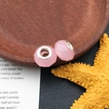 Perla in vetro rosa sfaccettato con anima in metallo argentato per bracciali DIY - Perlina Sfaccettata Rosa Gelatina (13293) / 1 Pezzo (9x13mm) / Rosa / [attributi Del Prodotto] Visivamente Si Tratta Di Perline Rosa Sfaccettate Con Fori Grandi. Hanno Un Aspetto Semitrasparente Con Sfaccettature Distribuite Regolarmente Sulla Superficie E Un Anello Di Metallo Argentato Intarsiato Al Centro. Queste Perline Sono Comunemente Utilizzate Nei Braccialetti Fai-da-te Abbinandosi Allo Stile Dei Gioielli Con Perline A Foro Grande. [presentazione Visiva] L'immagine È Una Foto Reale Del Prodotto In Una Scena Ripresa Da Una Prospettiva Macro Dall'alto. Il Prodotto È Posizionato Sul Bordo Di Un Vassoio Di Legno Marrone Scuro Con Uno Sfondo Nero Satinato Stelle Marine Gialle Come Oggetti Di Scena E Ritagli Di Carta Stampati Con Testo In Inglese. La Qualità Dell'immagine È Elevata Con Una Messa A Fuoco Nitida E Transizioni Naturali Di Luce E Ombra. Ha Un Elevato Appeal Estetico Con Un Punteggio Complessivo Di 82. La Composizione Generale È Bilanciata E Ha Un Forte Senso Di Estetica Quotidiana. [contenuto Del Testo] Il Foglio Nell'angolo In Basso A Sinistra Contiene Del Testo Di Sfondo In Inglese (prop_text) Che Fa Parte Degli Oggetti Di Scena E Non Contiene Informazioni Sul Marchio O Illegali. Non Sono Presenti Altri Testi Aggiunti Successivamente O Filigrane. [etichette Logistiche] Nessuna. [rischio Di Violazione] Violazione Del Prodotto: Nessuna Appartiene Alla Categoria Generale Degli Accessori Di Gioielleria; Violazione Dello Sfondo: Nessuna. La Probabilità Di Violazione È 00. [parametri Del Prodotto] L'immagine Non Indica Dimensioni Specifiche Peso O Composizione Del Materiale.