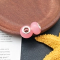 Due perle rosa traslucide a foro largo con anima in argento per bracciali charm DIY - Perlina Rosa Foro Grande (11523) / 1 Pezzo (8x13mm) / Rosa / 【attributi Del Prodotto】due Grandi Ciondoli Rosa Che Appaiono Visivamente Realizzati In Materiale Rosa Semitrasparente (come Quarzo Rosa O Vetro) Con Tubi Rotondi In Metallo/argento Incorporati. Si Tratta Di Accessori Per Gioielli Fai-da-te Con Perline. 【presentazione Visiva】l'immagine Utilizza Uno Stile Fotografico Caldo E Basato Su Una Scena. Il Prodotto Principale È Posizionato Orizzontalmente Sul Bordo Di Un Vassoio Rotondo In Legno Marrone Scuro Con Decorazioni A Forma Di Stella Marina Gialla E Un Cartoncino Bianco Stampato Con Paragrafi In Inglese Come Elementi Di Sfondo. La Combinazione Di Colori È Armoniosa E La Texture È Delicata. Qualità [alta] I Dettagli Del Prodotto Sono Chiari. Estetica [alta] Punteggio Complessivo [8.5] La Composizione Ha Un Aspetto Vivace. 【contenuto Del Testo】il Testo Contiene I Paragrafi In Inglese Sullo Sfondo Di Cartone; Questo È Il Testo Intrinseco All'oggetto E Non Richiede Alcuna Elaborazione. 【tag Logistici】nessuno 【rischio Di Violazione】violazione Del Prodotto: Nessuna Probabilità [0.1]; Violazione Dello Sfondo: Nessuna. 【parametri Del Prodotto】l'immagine Non Fornisce Informazioni Specifiche Su Dimensioni Peso E Altri Parametri.