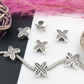 Breloques florales en alliage d'argent avec texture à pois pour bracelets DIY - Style Fleur à Quatre Pétales (10103)