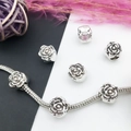Perle feuille en alliage argenté avec relief rose sur bracelet chaîne serpent métal - Style Rose en Relief (10107)