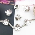 Pendentif boîte cadeau argenté avec nœud et étoiles sur bracelet serpent - Style Boîte Cadeau Nœud (11413)